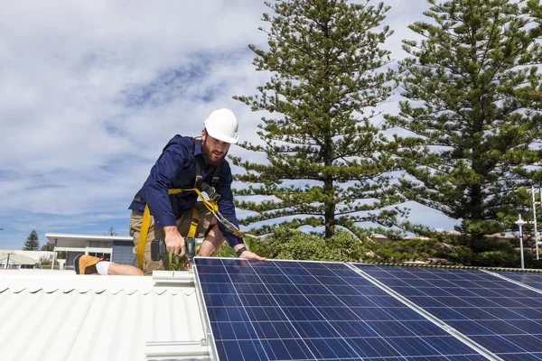 Solar panel technician — Stock Photo, Image