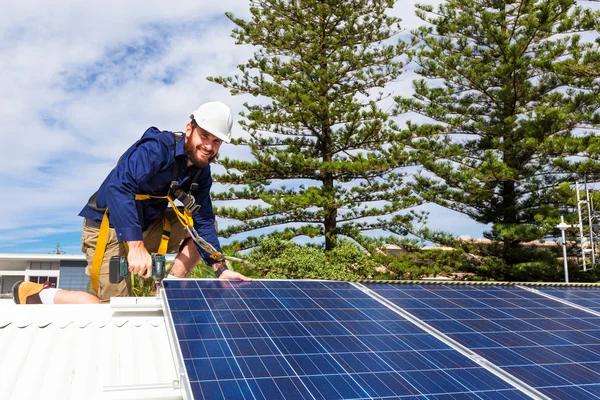 Solar panel technician — Stock Photo, Image