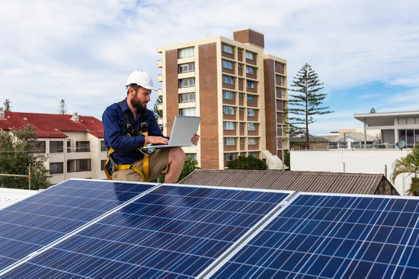 Techniker für Solarmodule — Stockfoto