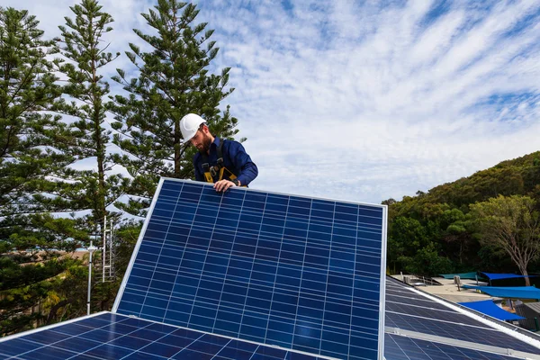 Solar panel technicus — Stockfoto