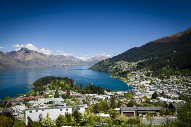 Queenstown güneşli görünümü Yeni Zelanda'nın Güney Adası