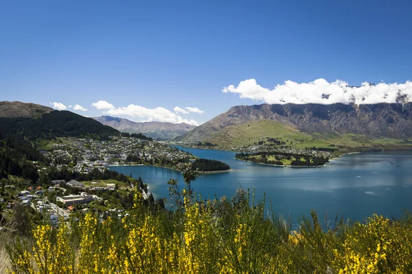 Sunny pohled Queenstown na jižním ostrově Nového Zélandu — Stock fotografie