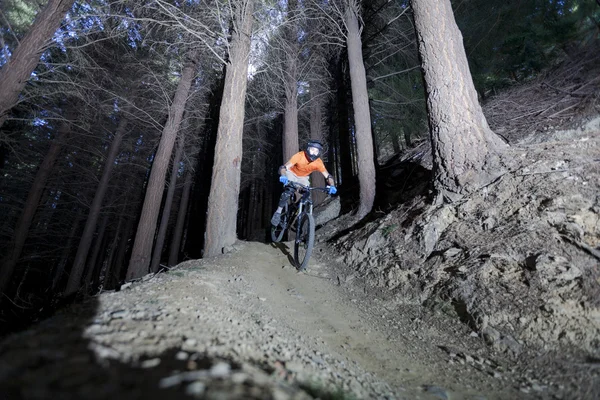 Ciclista de montanha downhill em Queenstown, Nova Zelândia — Fotografia de Stock