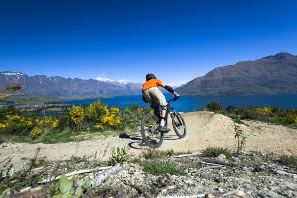 Cavalier VTT sur piste cyclable à Queenstown, Nouvelle-Zélande — Photo