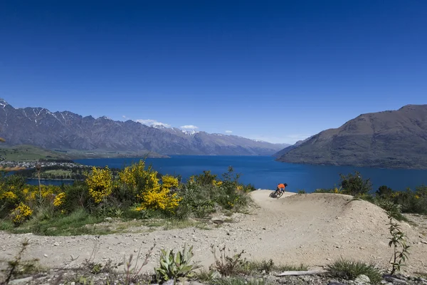 Horské kolo jezdec na cyklistické stezce v Queenstown, Nový Zéland — Stock fotografie