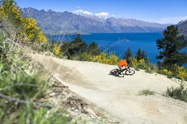 Велосипедист на велосипедной дорожке в Куинстауне, Новая Зеландия — стоковое фото