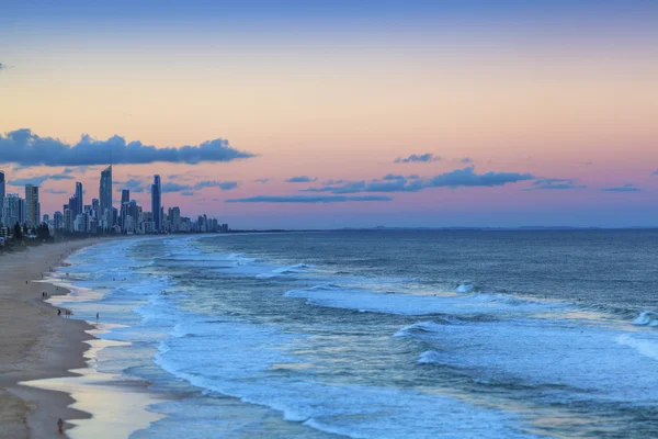 Solnedgång över Surfers Paradise på Gold Coast — Stockfoto