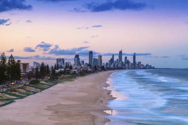 Solnedgång över Surfers Paradise på Gold Coast — Stockfoto