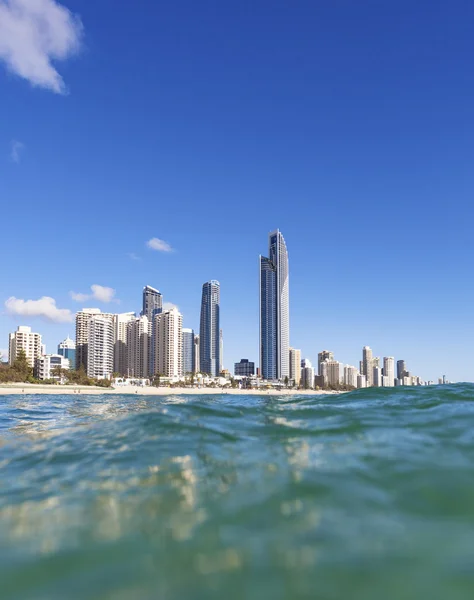 Kék hullámok gördülő Surfers Paradise beach — Stock Fotó