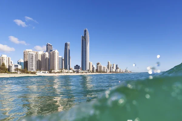 Blå vågor rullar på Surfers Paradise beach — Stockfoto