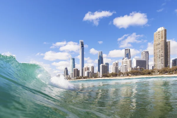 Blaue Wellen rollen am Paradiesstrand der Surfer — Stockfoto