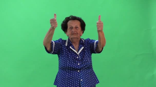 Old lady giving thumbs up on green screen. — Stock Video