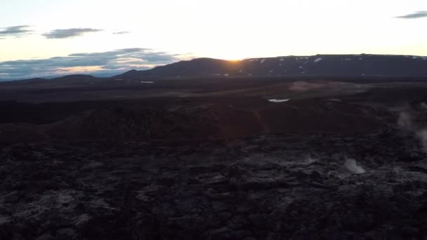 Luchtfoto van vulkanische landschap op Mount Krafla — Stockvideo