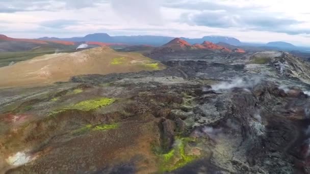 Luchtfoto van vulkanische landschap op Mount Krafla — Stockvideo