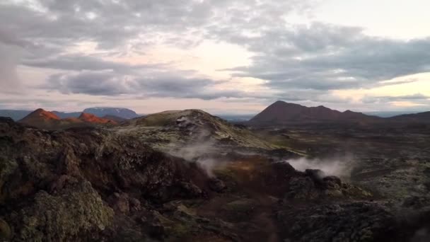 Antenn skott av vulkaniska landskap vid Mount Krafla — Stockvideo