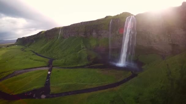 Wodospad Seljalandsfoss o świcie — Wideo stockowe