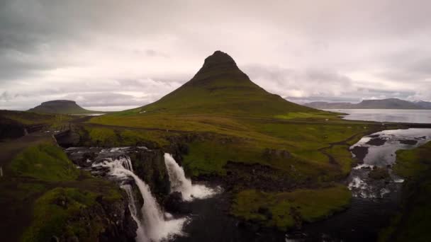 Вид з Kirkjufell і Kirkjufellsfoss — стокове відео