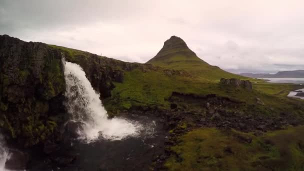 Vista aérea de Kirkjufell y Kirkjufellsfoss — Vídeos de Stock