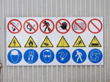          İnşaat alanının metal çitlerine yasaklı ve izin veren tabelalar iliştirilmiş bilgilendirici panel.         