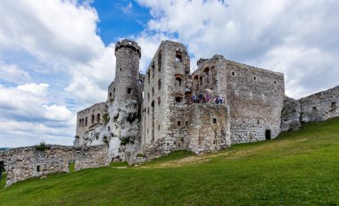 Ortaçağ şatosunun kalıntıları