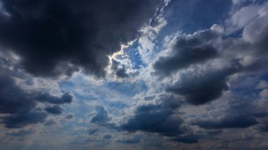 Mavi gökyüzünü kaplayan fırtına bulutları