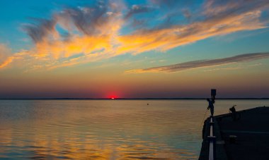 Vistula Gölü üzerinde gün batımı