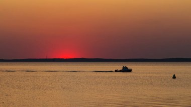 Vistula Gölü üzerinde gün batımı