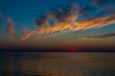 Vistula Gölü üzerinde gün batımı