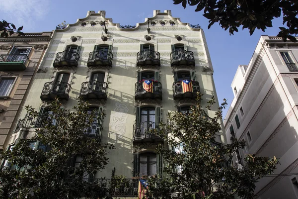 Fasada modernistycznej kamienicy w Gracia, Barcelona, Katalonia, Hiszpania - Hiszpania — Zdjęcie stockowe
