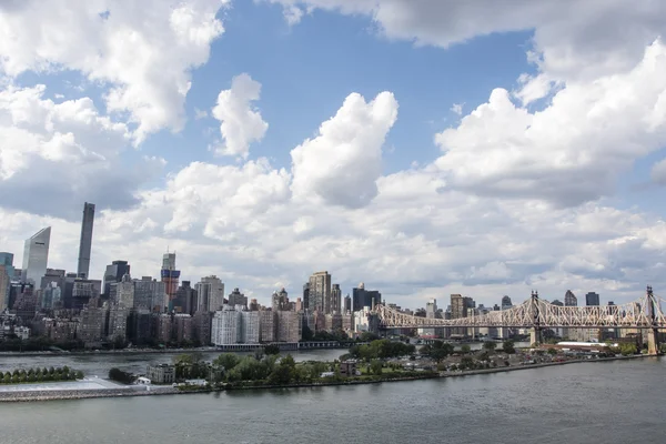 ロング アイランド シティ - ニューヨーク シティ - から見たマンハッタンのスカイラインはアメリカ合衆国 — ストック写真