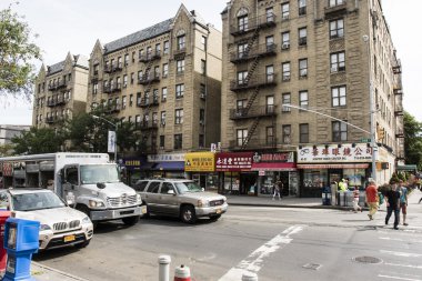 Flushing, Queens, New York City, ABD 'de köşede trafik ışıkları ve Asyalı dükkanlar için bekleyen araba ve kamyonlar.