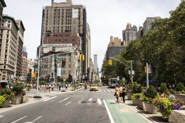 Manhattan, New York City, ABD 'deki Flat Iron Binası' ndan 5. Cadde 'ye bakın.