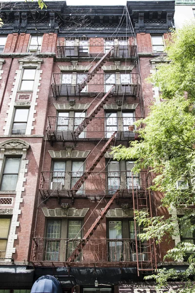 Appartementengebouw met trap aan de voorzijde in Greenwich Village - Manhattan - New York City - verenigt Staten van Amerika — Stockfoto