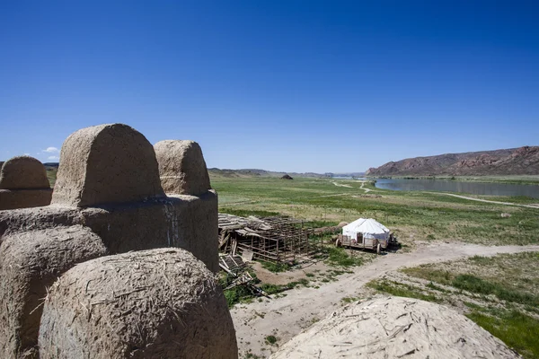 Blick auf den Ile-Fluss und das Tamgaly-tas-Gebirge, eine Jurte aus einem Filmschloss. Kasachstan - Zentralasien. — Stockfoto