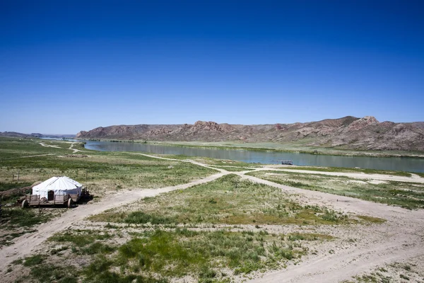 Bön flaggor i Tamgaly Tas - en sajt med buddhistiska Hällristningarna i Kazakstan - Centralasien — Stockfoto