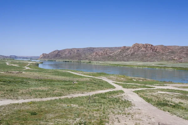 Kijk op de Ile rivier en de bergen van de Tamgaly Tas in Kazachstan - Centraal-Azië. — Stockfoto