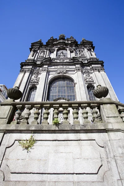 La facciata della chiesa di igreja dos Clerigos a Porto, Portogallo settentrionale — Foto Stock