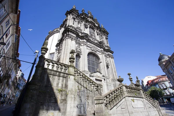 La fachada de la igreja dos Clerigos iglesia en Oporto, norte de Portugal —  Fotos de Stock