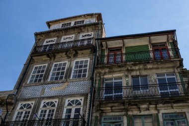 Porto - Portekiz - Avrupa 'da balkonlu eski Portekiz evleri cephesi