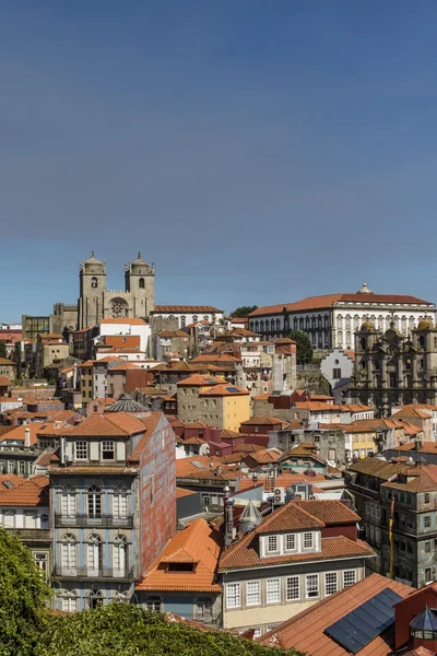 Uitzicht op de kathedraal van Se en het oude centrum van Porto - Portugal — Stockfoto