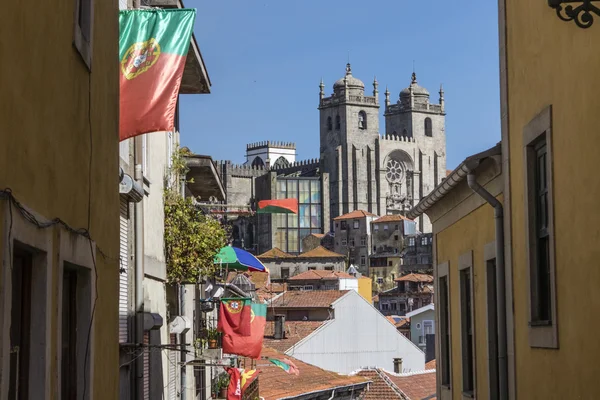 Widok na katedrę SE przez ulicę z portugalskimi flagami w Porto-Portugalia — Zdjęcie stockowe