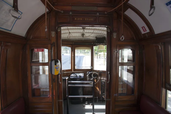 Interior de un tranvía antiguo / vintage en Oporto - Portugal (Europa ) — Foto de Stock