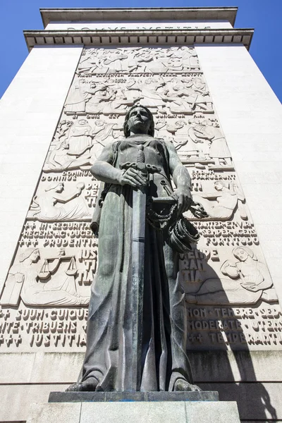 Weibliche statue vor dem gericht von porto (tribunal da relacao do porto) in porto - portugal - europa — Stockfoto