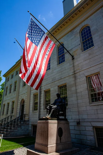 University Hall Estatua John Harvard Harvard Univeristy Boston Massachusetts — Foto de Stock