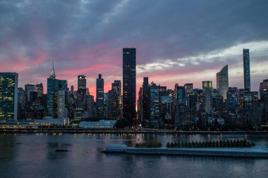 Gün batımında Long Island City 'den Manhattan' a bakın, New York, Amerika Birleşik Devletleri