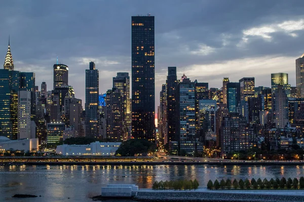米国ニューヨーク市の日没時のロングアイランド市からマンハッタンでの眺め — ストック写真