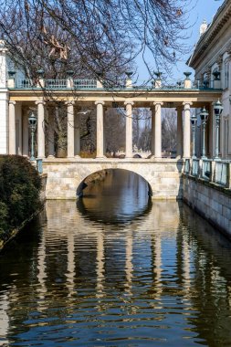 Varşova 'daki Kraliyet Hamamları Parkı' ndaki (azienki Parkı) saraya giden kanal üzerindeki köprü - Polonya - Avrupa