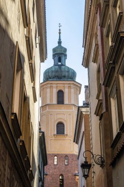Polonya, Varşova 'nın eski merkezindeki Saint Martin Kilisesi' nin çan kulesi.