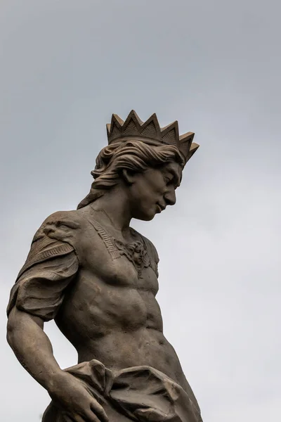 Estátua Jovem Homem Musculado Com Uma Coroa Cabeça Varsóvia Polônia — Fotografia de Stock