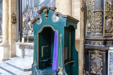 Basicila katedrali di S. Agata VM 'nin içinde mor perdeli yeşil bir günah çıkarma kabini. Gelibolu, Puglia, İtalya